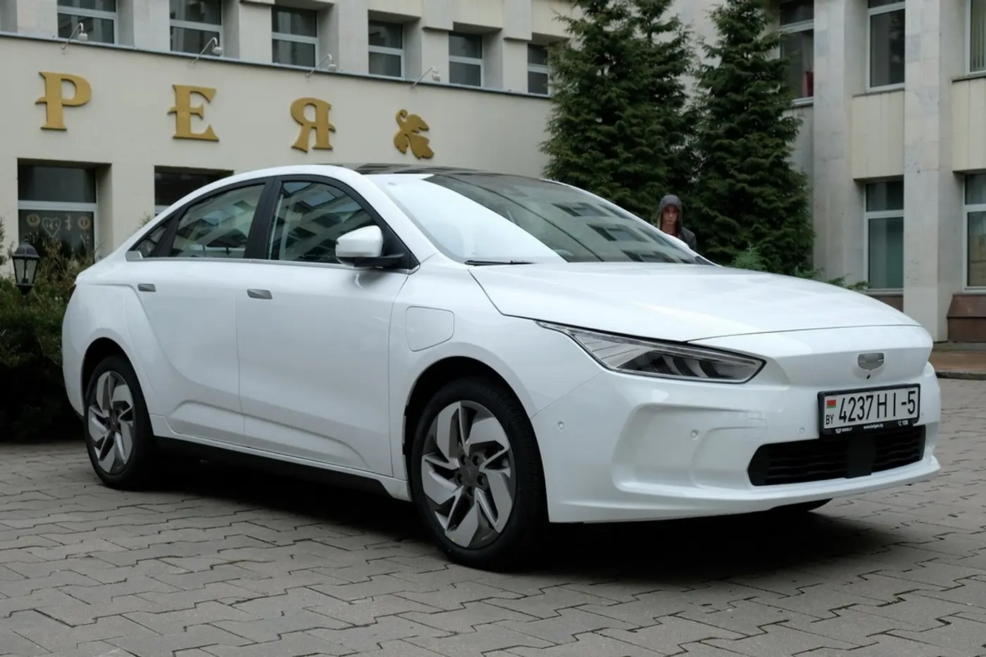 Geely потеснила Tesla в рейтинге лидеров по продажам электромобилей