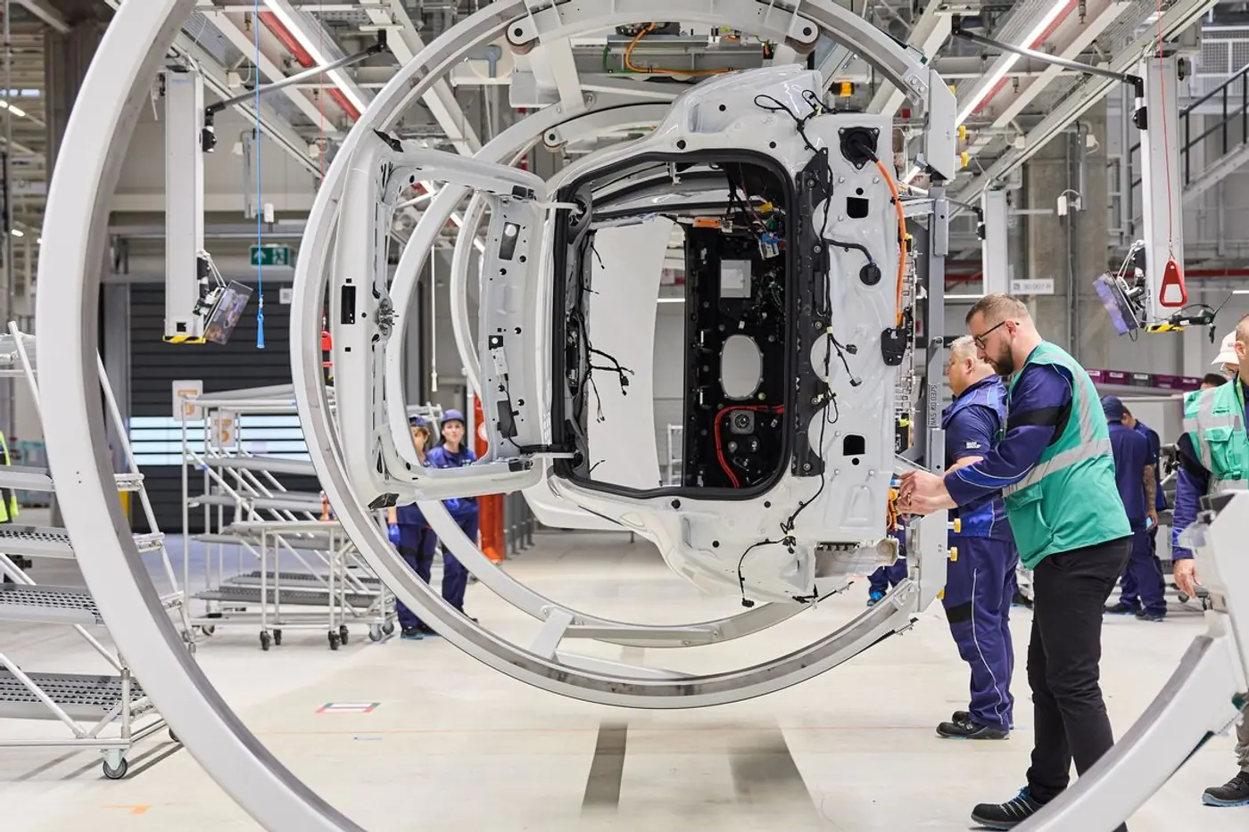 «Новый класс» электромобилей от BMW: 800 вольт и суперкомпьютеры