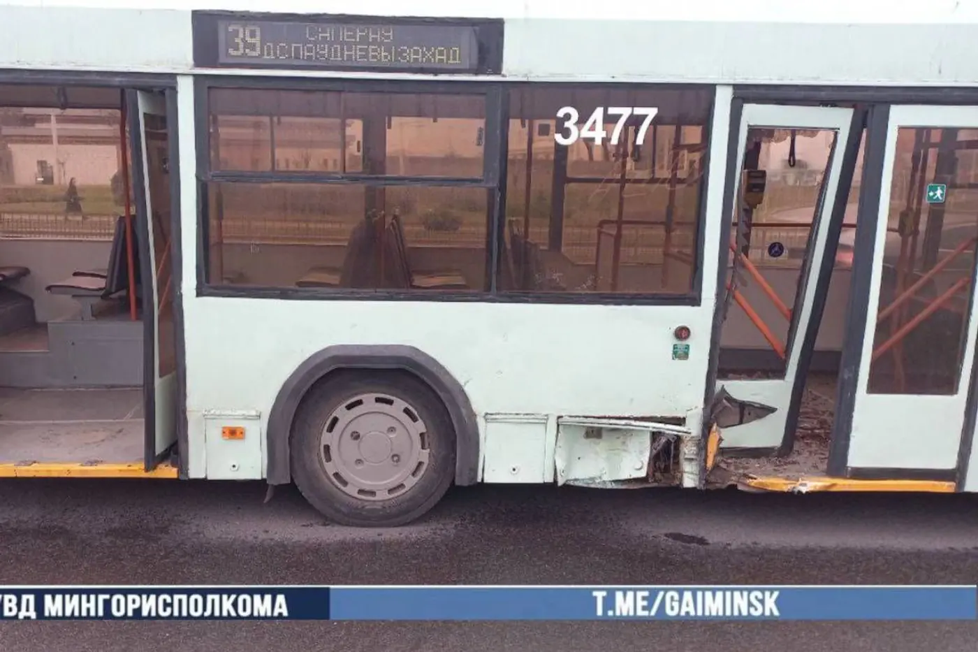 В Минске легковушка оказалась в столбе после аварии с троллейбусом