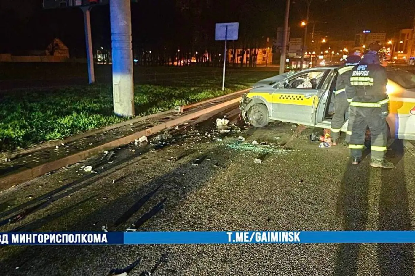 В Минске автомобиль такси врезался в столб и опрокинулся. Водитель уснул?
