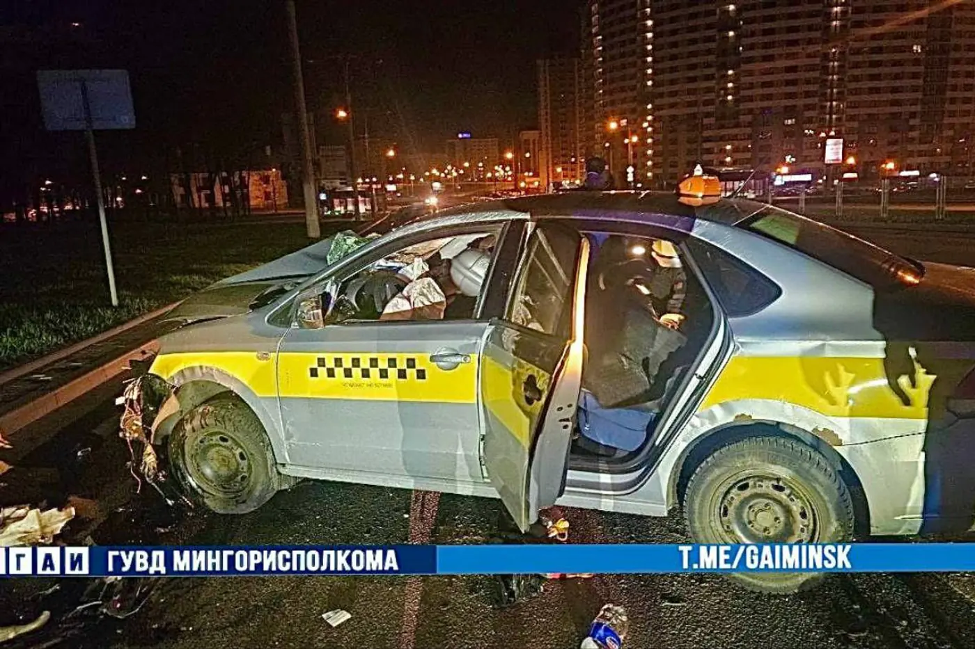 В Минске автомобиль такси врезался в столб и опрокинулся. Водитель уснул?