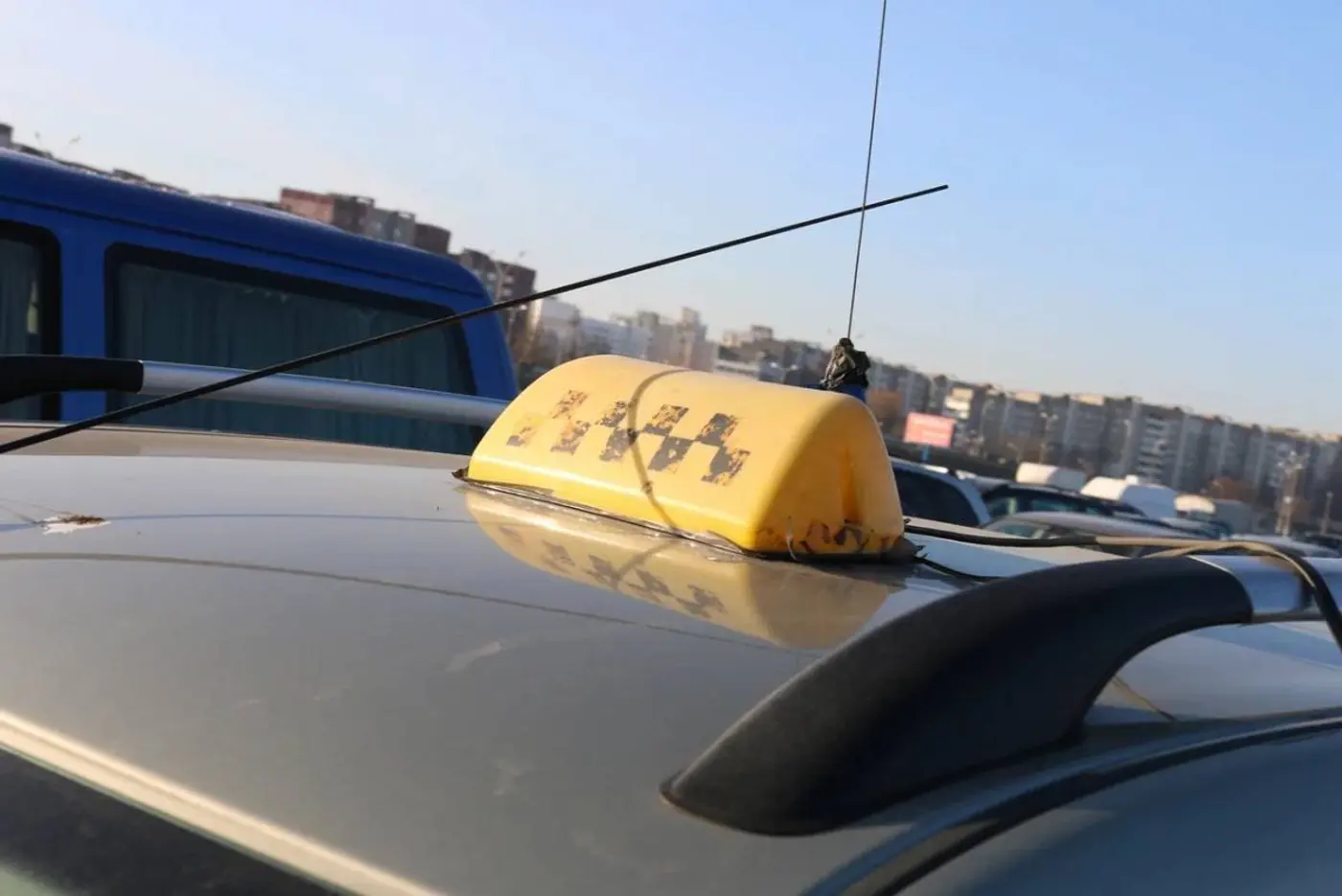 Более 400 водителей компании такси в Бресте получали зарплату «в конвертах»