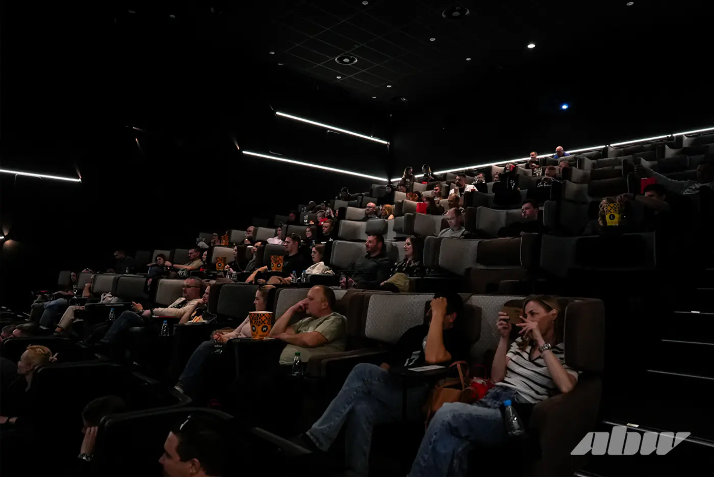 Посмотрели фильм в стиле киберпанк! При чем здесь авто?