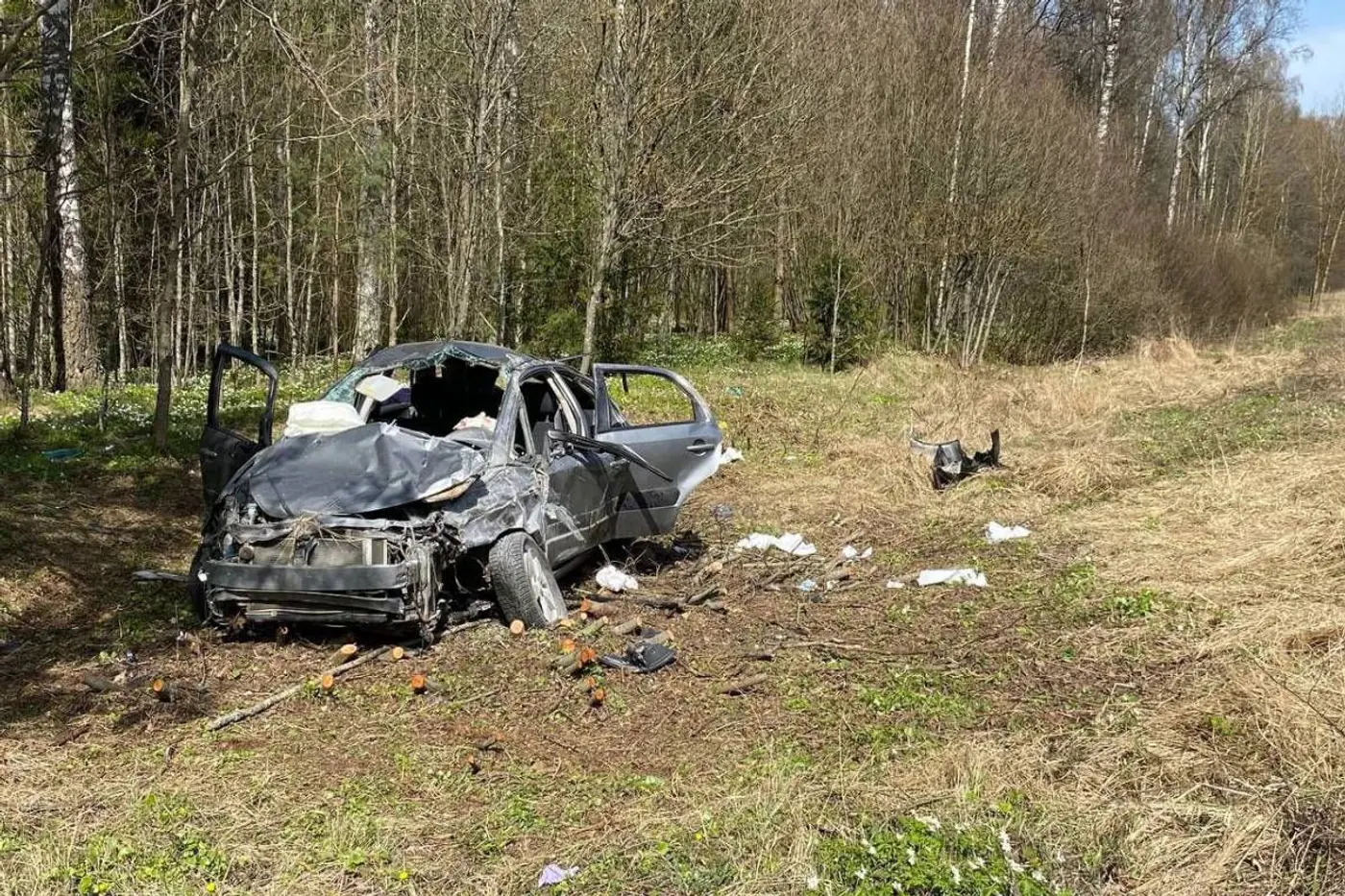 На М1 Suzuki столкнулся с грузовиком и перевернулся: один человек погиб, трое пострадали