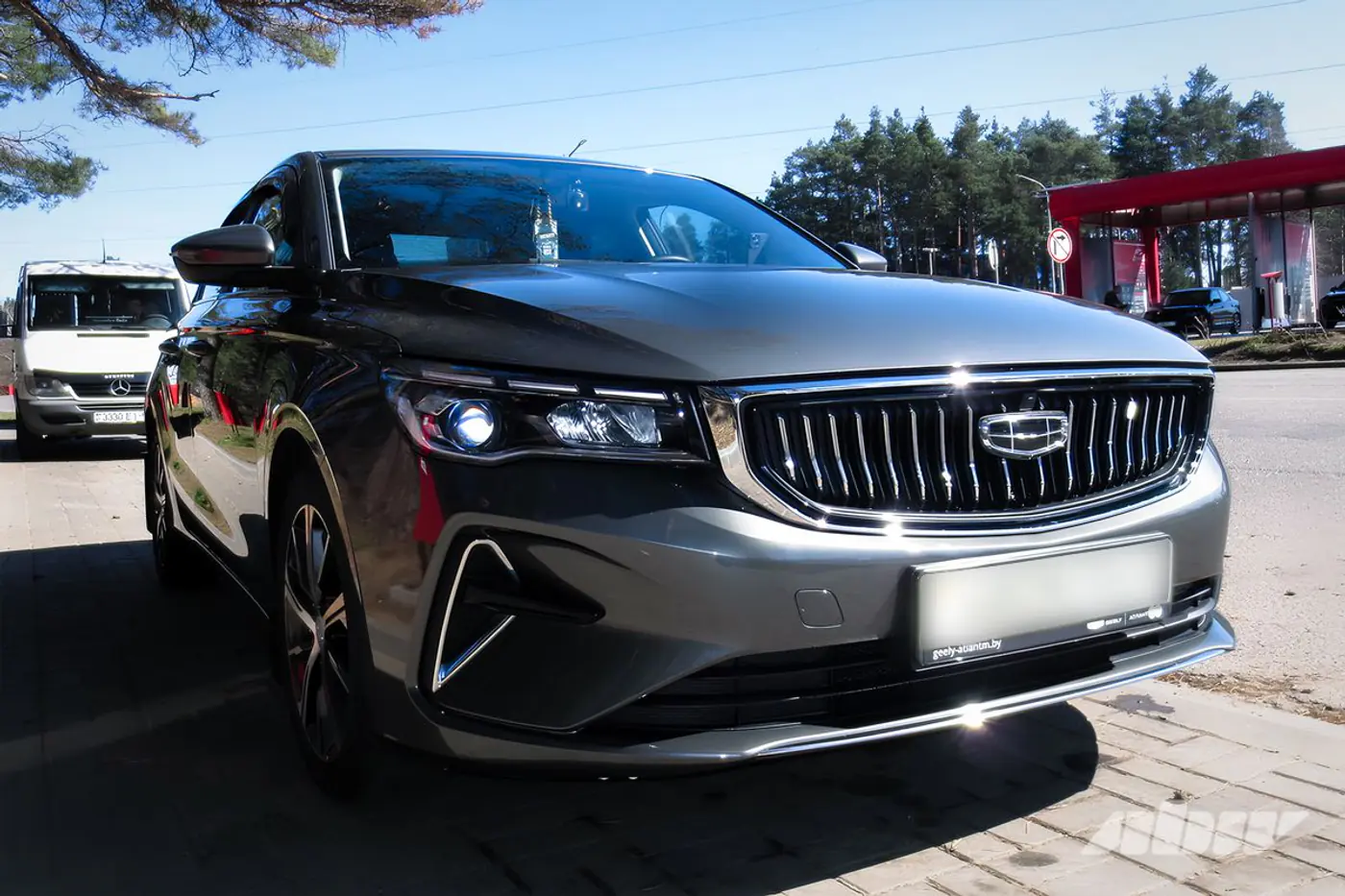 Geely_Emgrand_спереди_справа