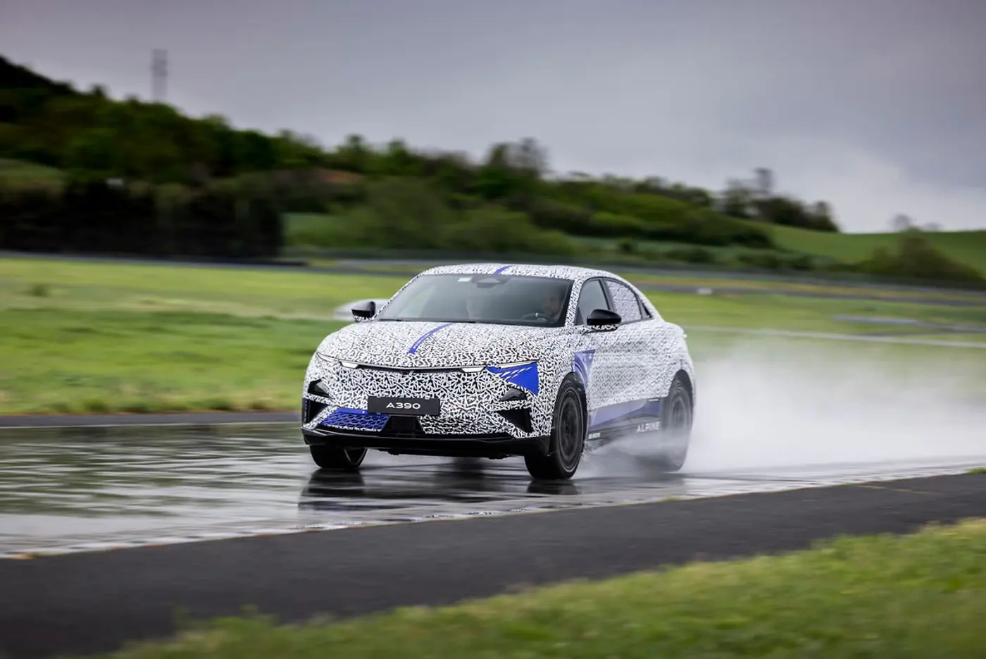 Alpine завершила дорожные испытания фастбэка A390 перед дебютом в мае