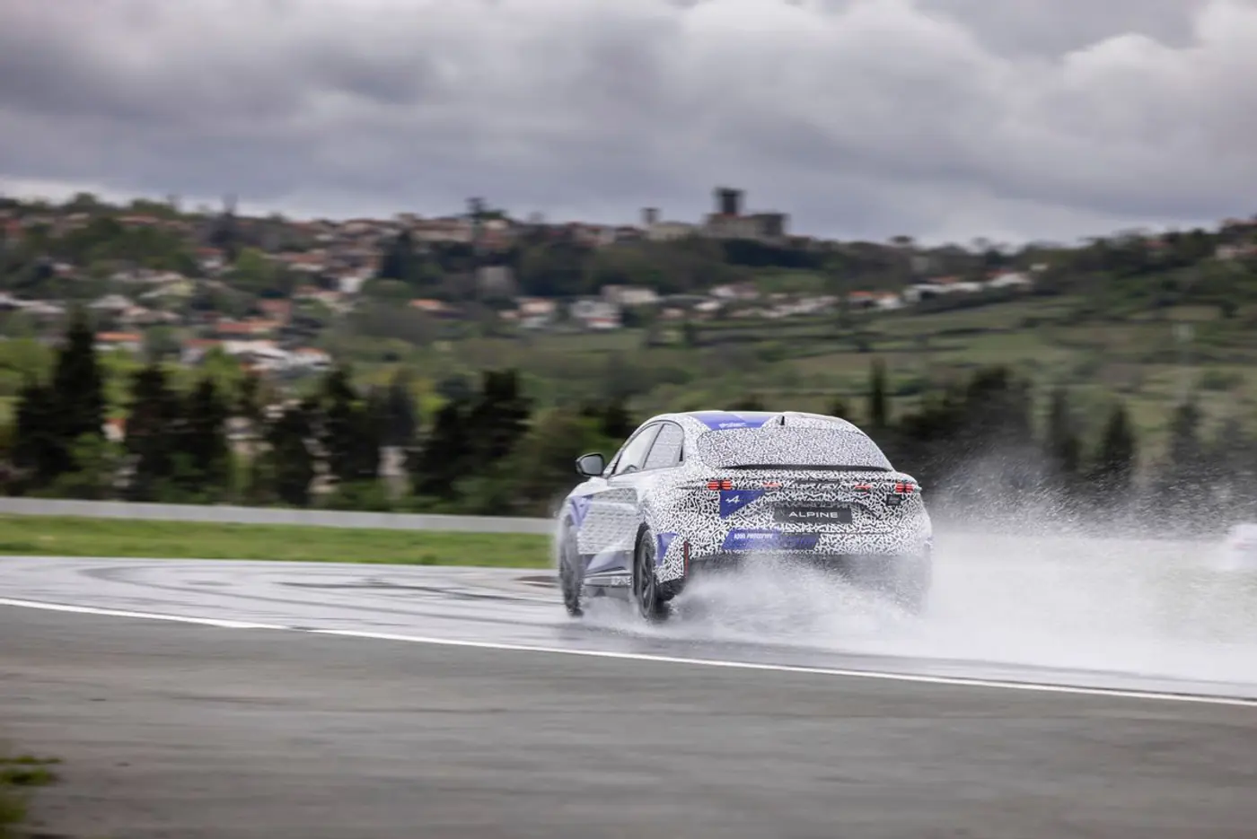 Alpine завершила дорожные испытания фастбэка A390 перед дебютом в мае