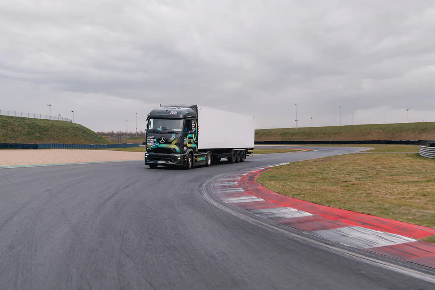 Mercedes-Benz готовится побить рекорд Гиннеса по езде задним ходом на eActros 600