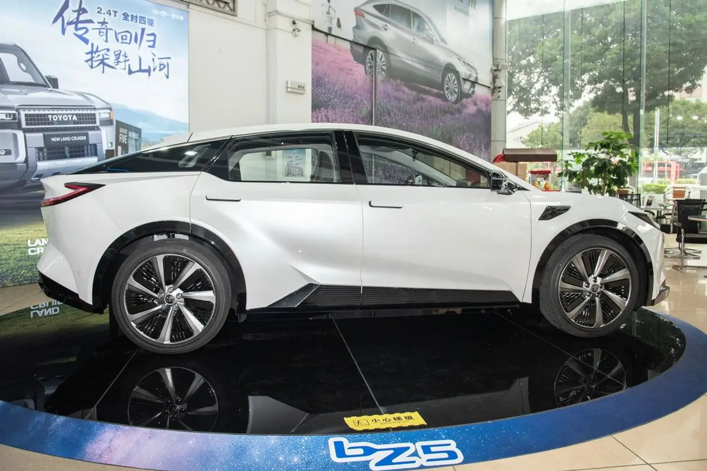 Шанхайский экспресс: «немцы» и «японцы» на выставке Auto Shanghai 2025