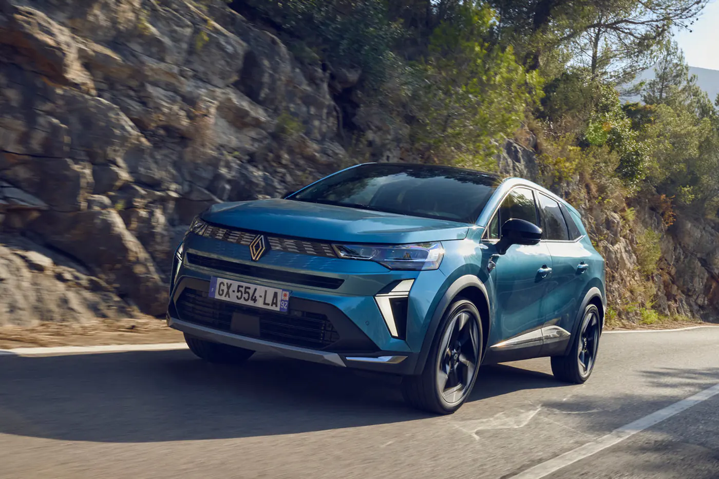 Кроссоверы Renault Captur и Symbioz получили новую гибридную установку