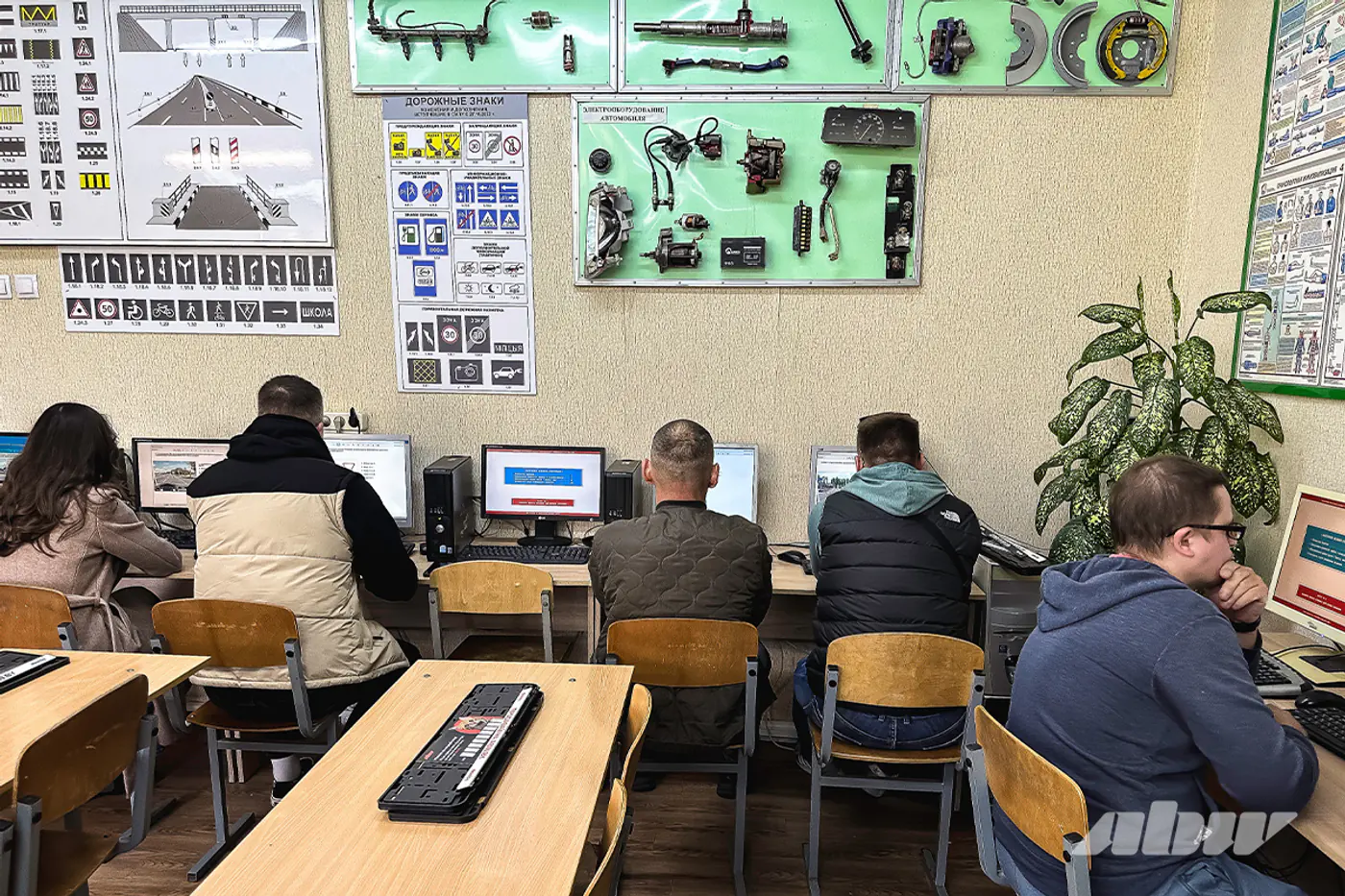 «Сегодня все уйдут без «прав»: сдаем экзамен в автошколе с нашими читателями