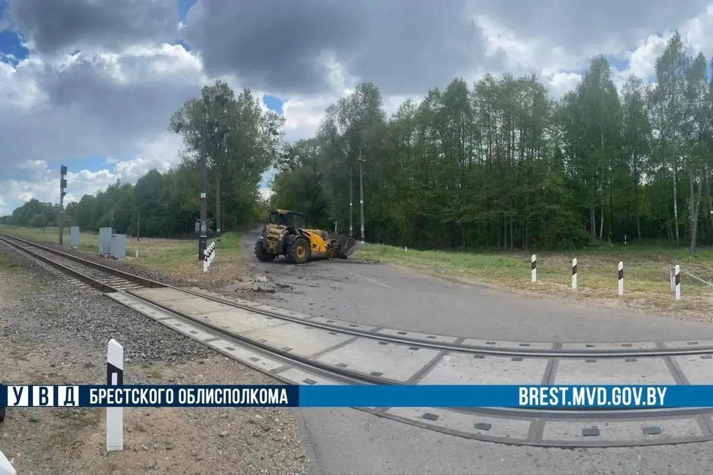 В Кобринском районе бесправник на погрузчике столкнулся с пассажирским поездом