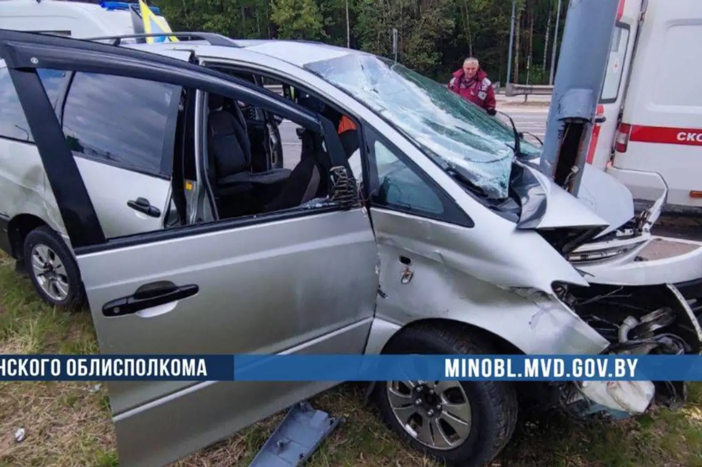 На трассе М5 Toyota врезалась в столб. Водитель уснул?