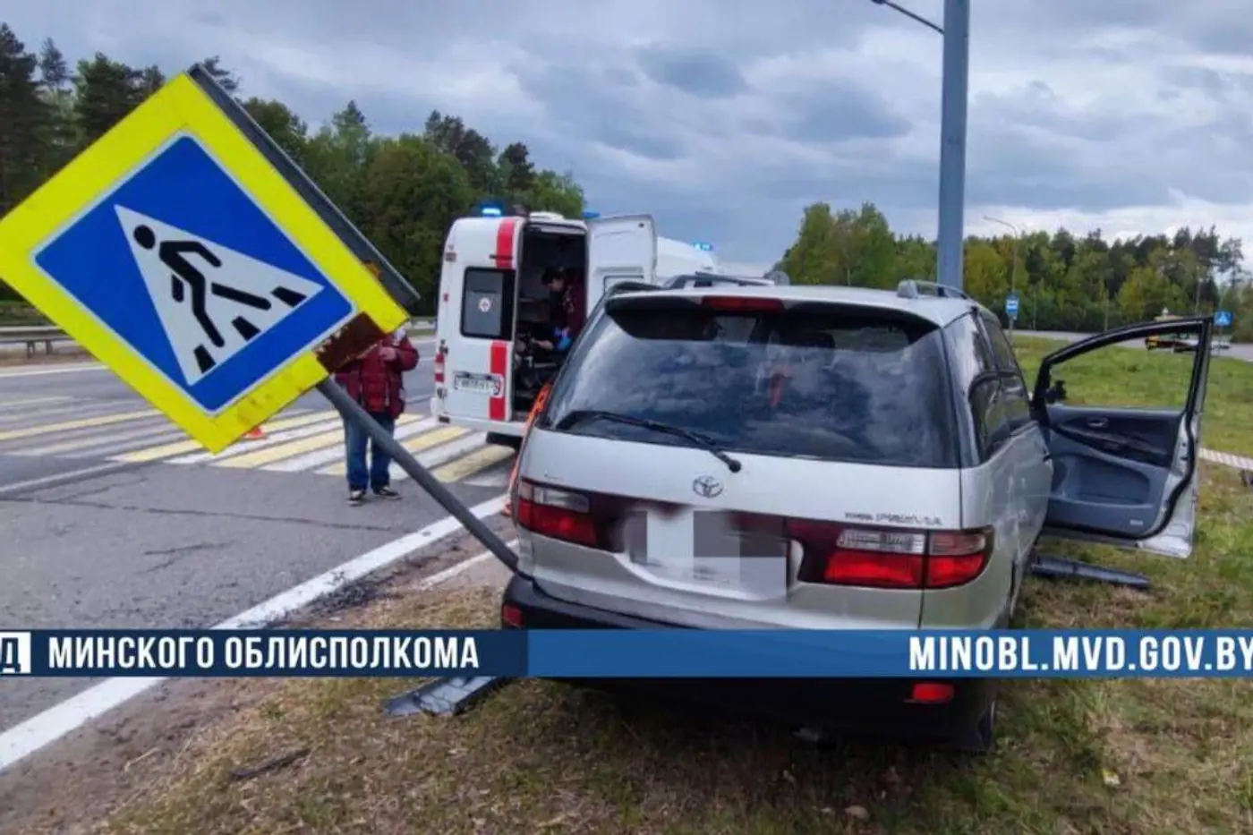 На трассе М5 Toyota врезалась в столб. Водитель уснул?