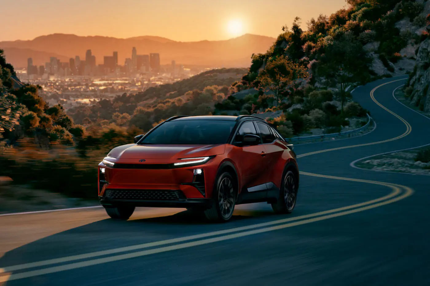 Toyota анонсировала выпуск электрического кросс-купе C-HR