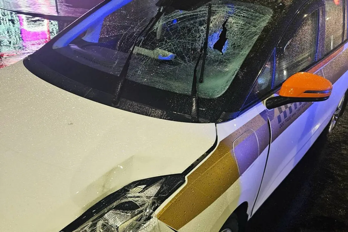 Пешеход попал под колеса такси вне перехода в Минске: жесткие кадры
