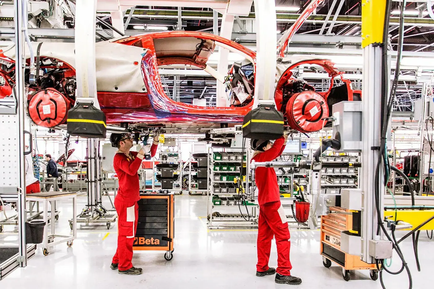Сотрудник Ferrari зарабатывает за год на средний Ferrari, а BYD – на бюджетный BYD