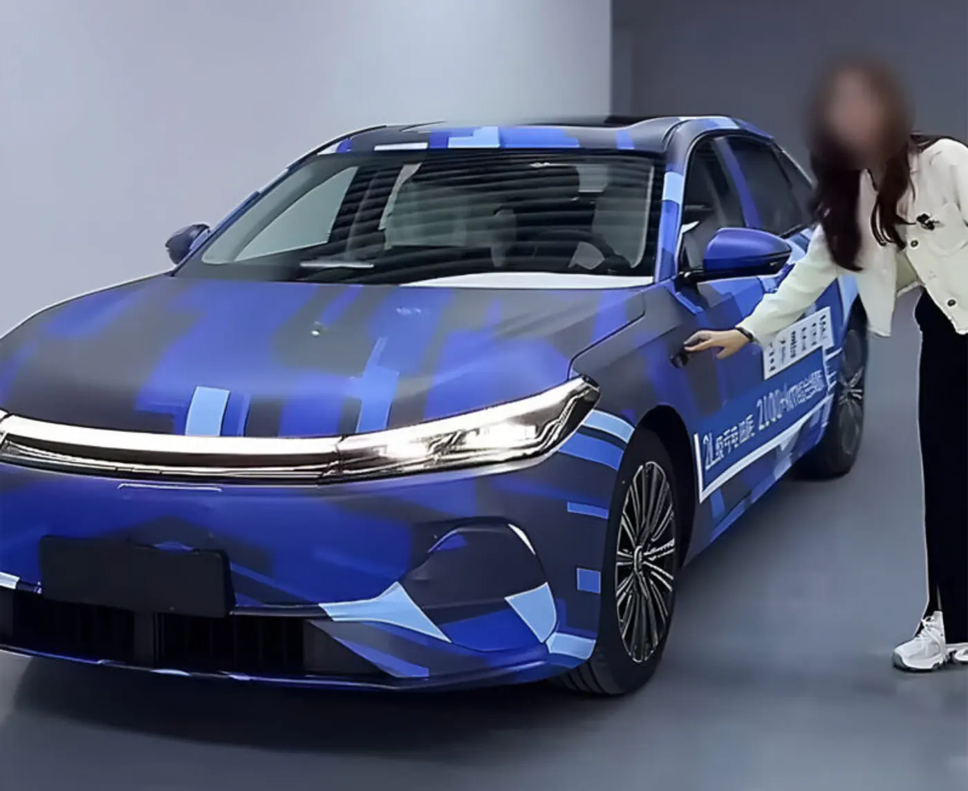 Еще одна новинка от Geely – гибридный седан с запасом хода в 2100 км