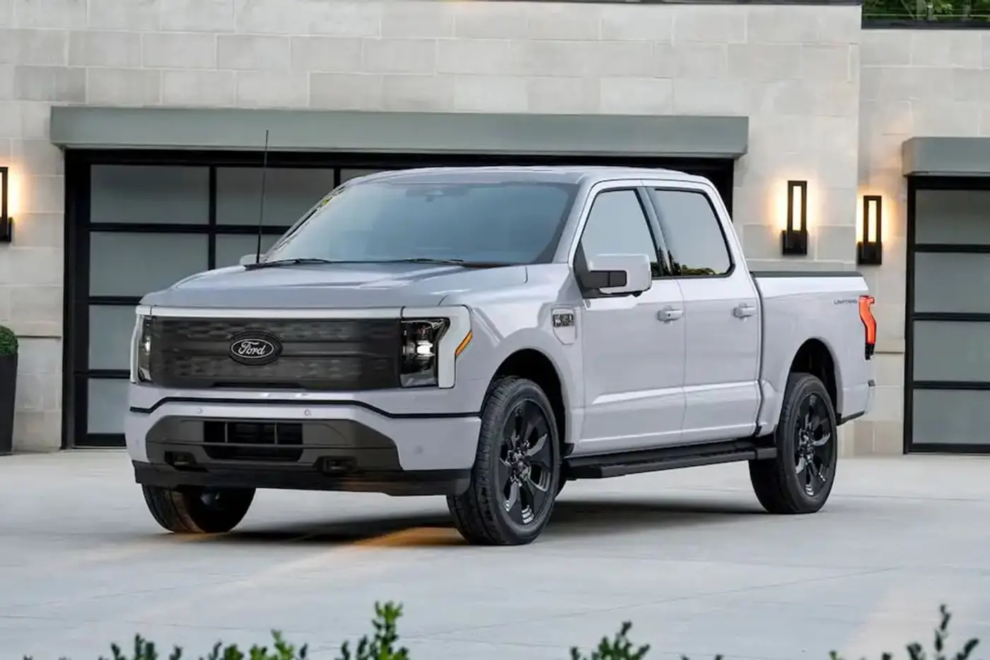 Ford F-150 Lightning вернул звание самого продаваемого пикапа в Америке