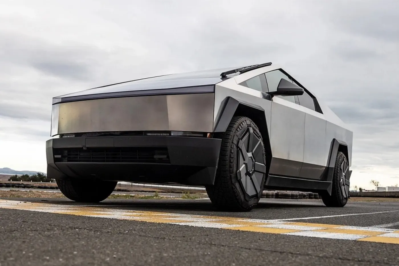 Tesla начала принимать Cybertruck в трейд-ин, он сильно подешевел