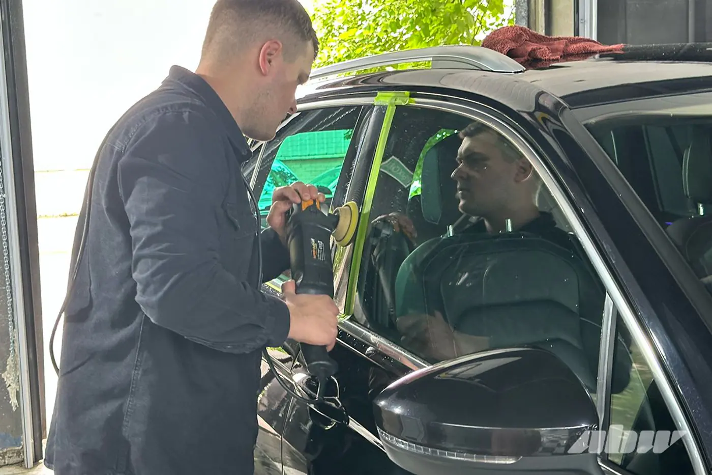 Сияй! Для чего делают полировку автомобильных стекол и фар