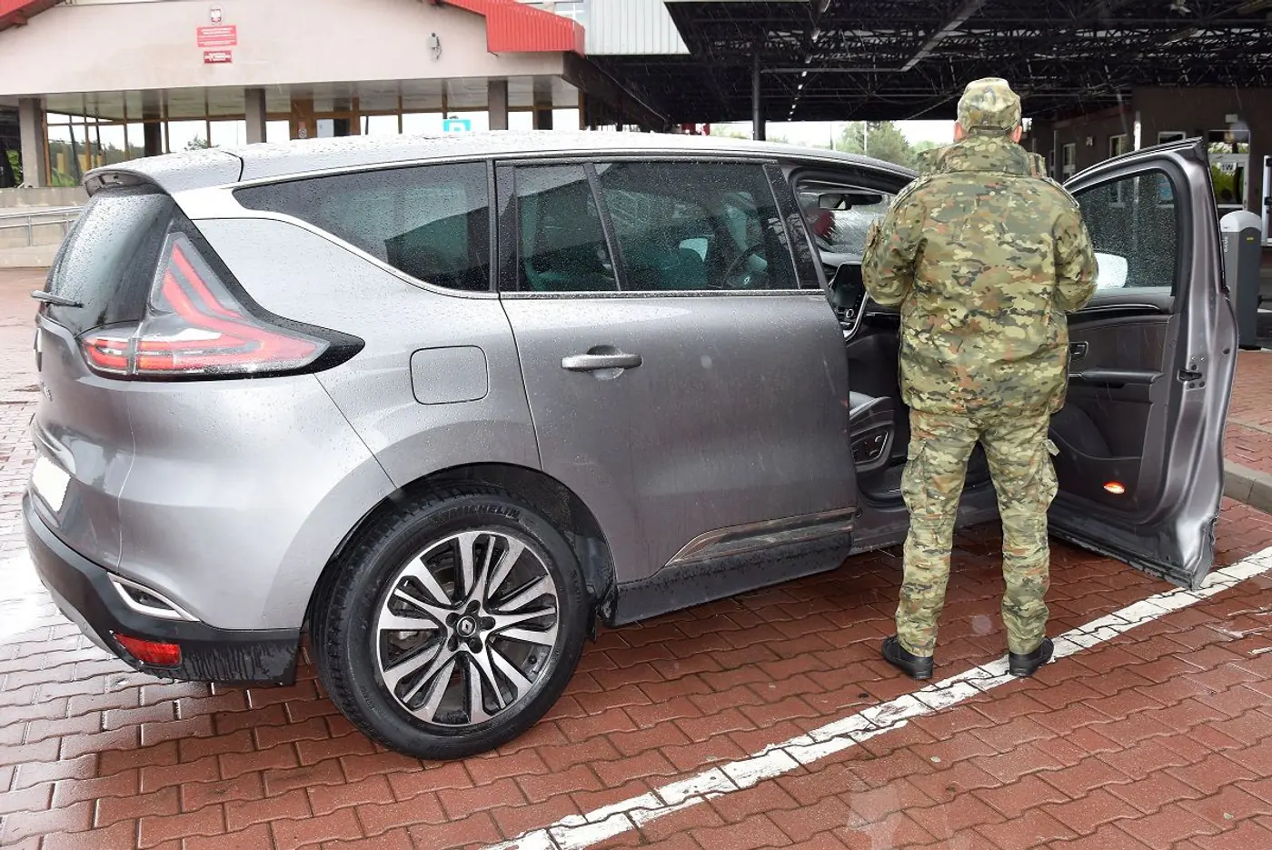 Белоруса за рулем Renault не выпустили из Польши в Беларусь