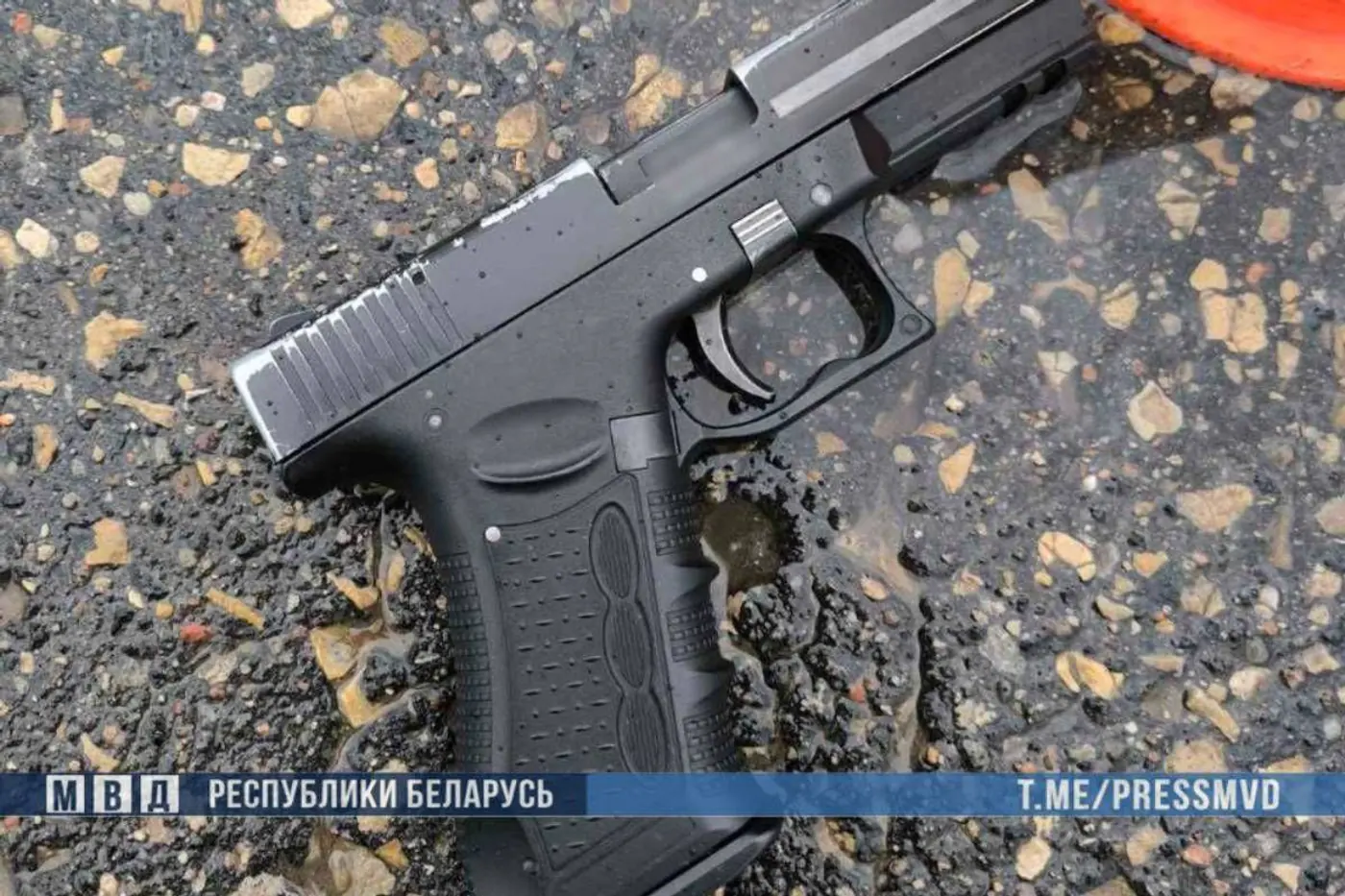 Загадочное убийство в Беларуси: на трассе нашли труп, пистолет и LADA без номеров