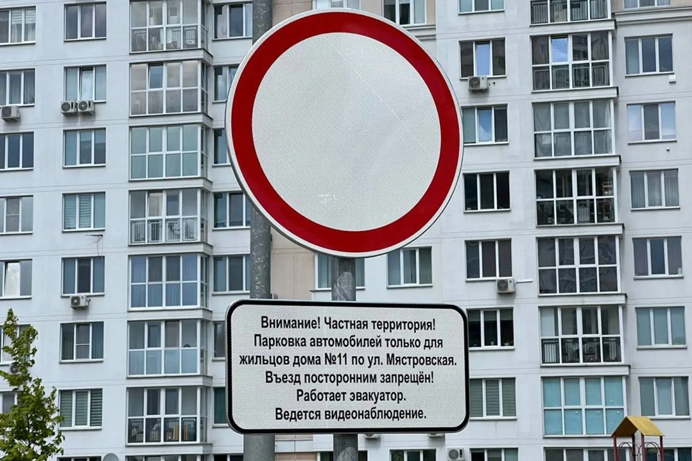 Шлагбаум преткновения: по следам нашумевшей истории про знаки и «частную парковку»