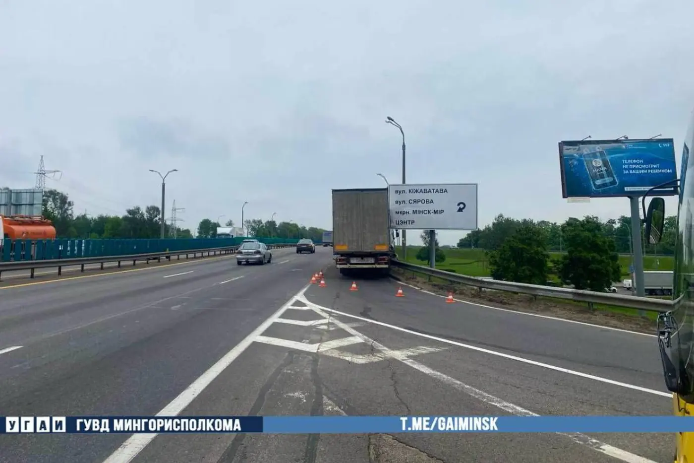 На МКАД один грузовик не пропустил другой и оказался в отбойнике