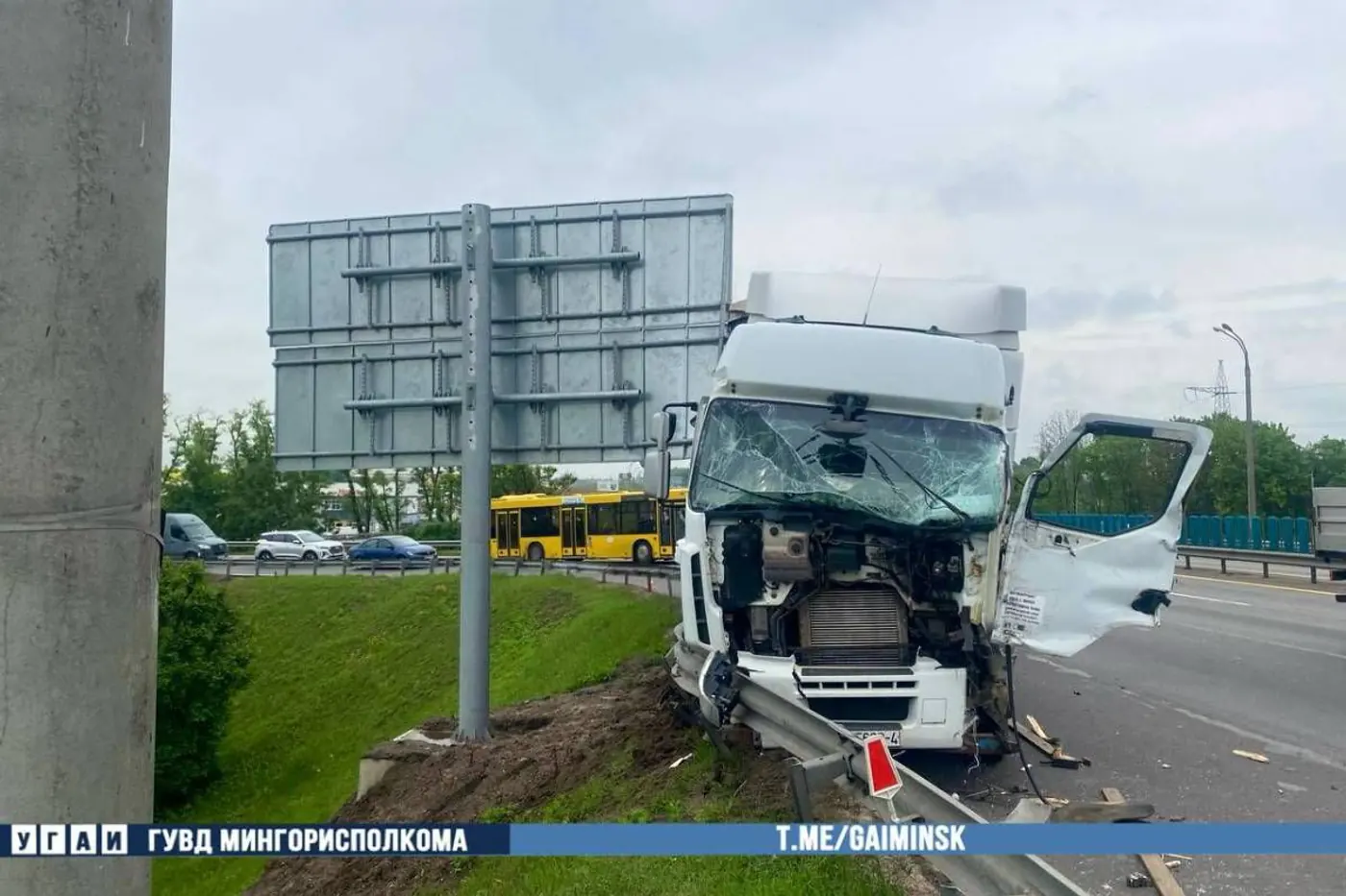 На МКАД один грузовик не пропустил другой и оказался в отбойнике