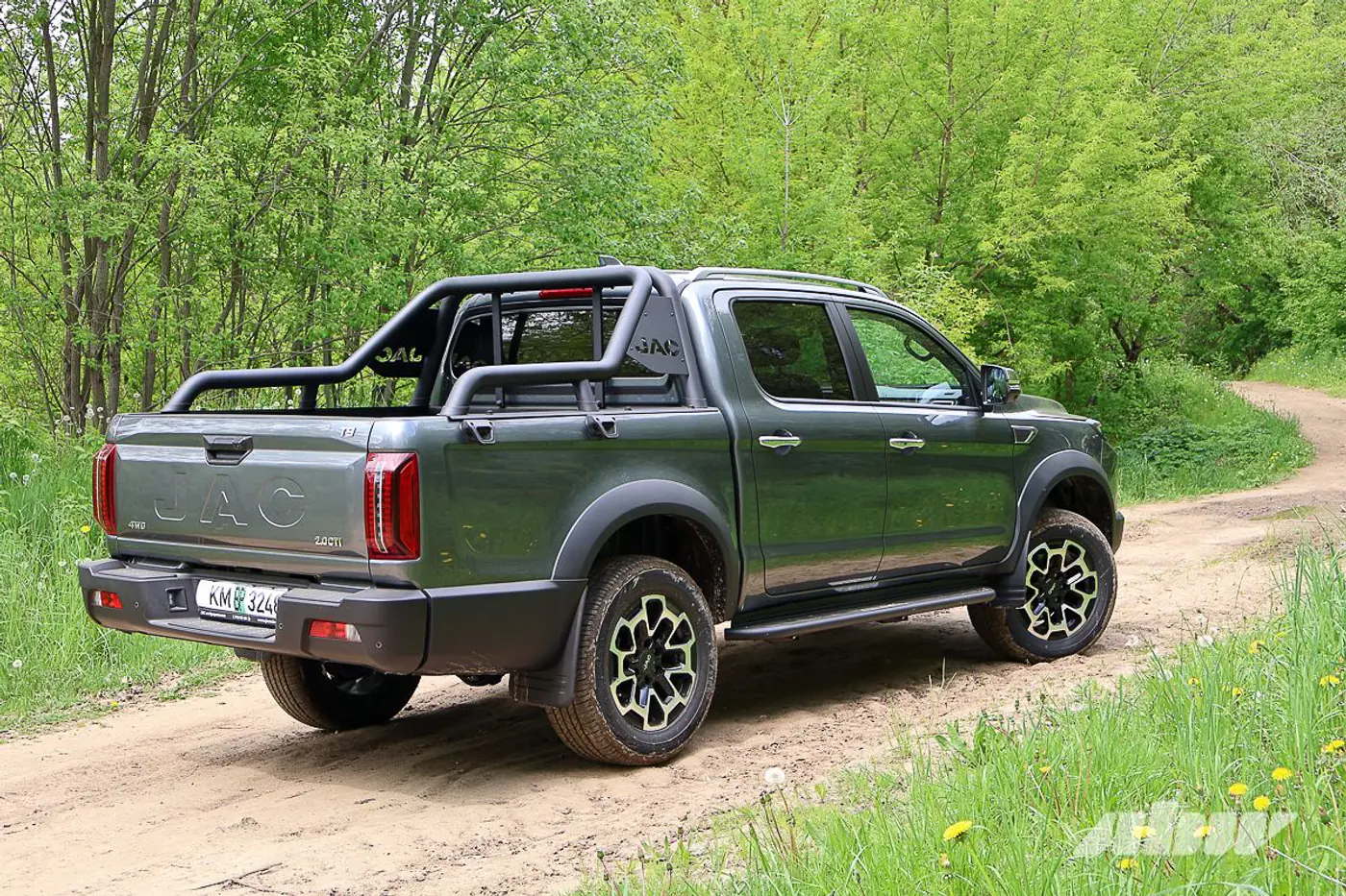 Труженик во фраке: чем хорош флагманский пикап JAC T9