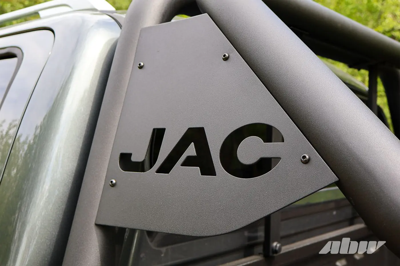Труженик во фраке: чем хорош флагманский пикап JAC T9
