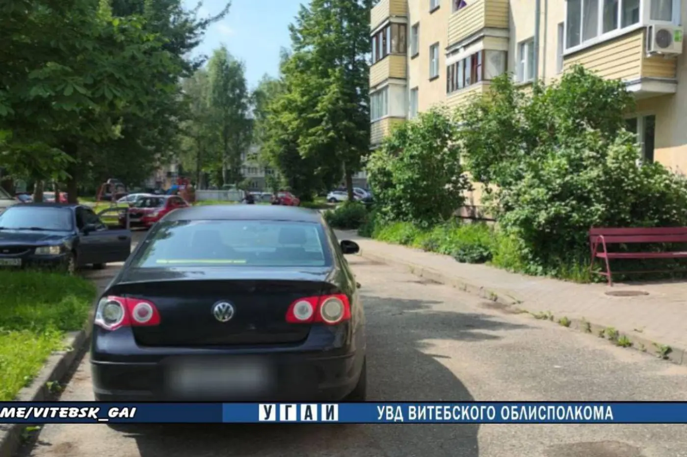 Автомобиль «снес» пешехода во дворе, двигаясь задним ходом: видео