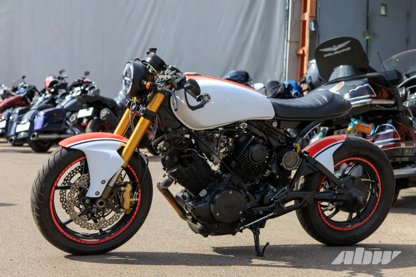 «Не хотелось спортбайк, как у всех»: как 40-летняя Yamaha стала ярким кафе-рейсером