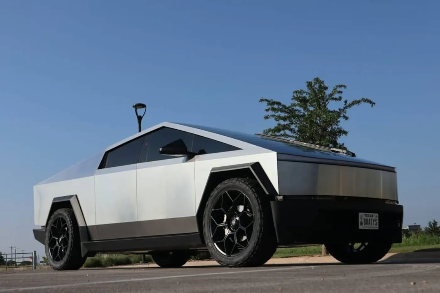 Шесть Tesla Cybertruck везли в Кыргызстан по хитрой схеме, которая не понравилась таможне