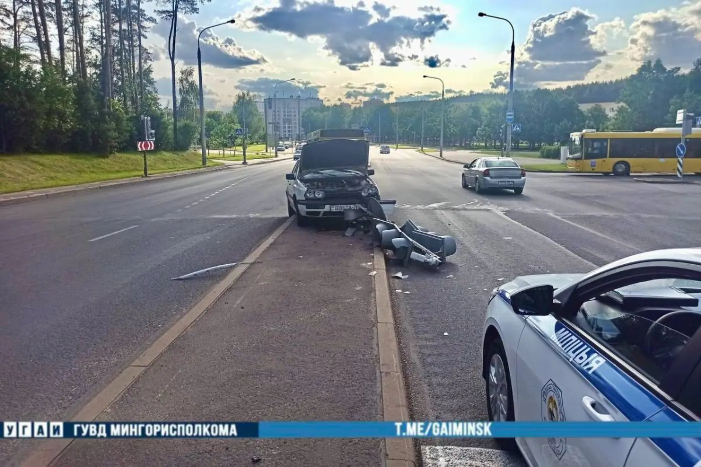 На минской улице рухнула стойка со светофором, причина – на видео