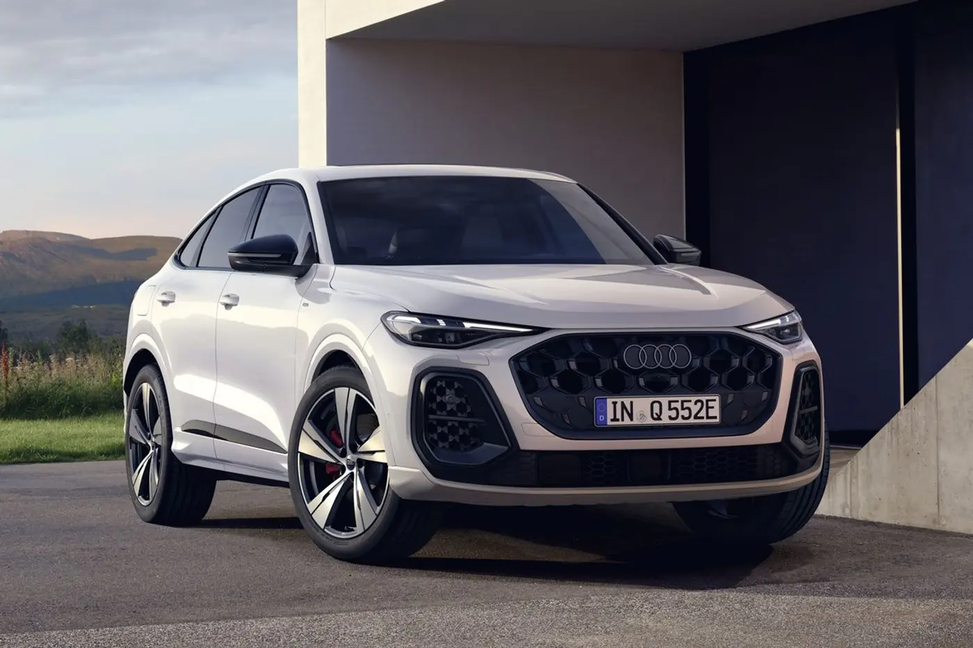 Семейство кроссоверов Audi Q5 пополнили подзаряжаемые гибридные версии