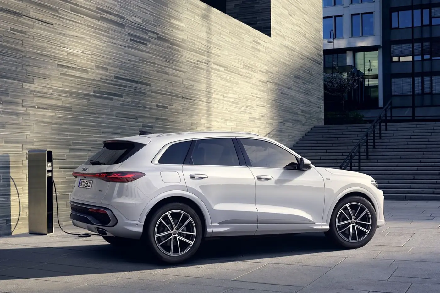 Семейство кроссоверов Audi Q5 пополнили подзаряжаемые гибридные версии