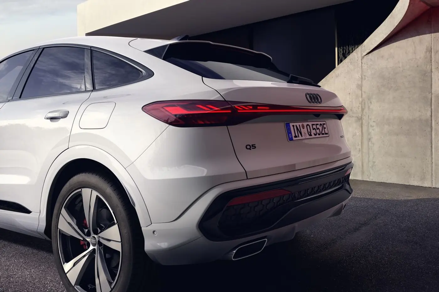 Семейство кроссоверов Audi Q5 пополнили подзаряжаемые гибридные версии