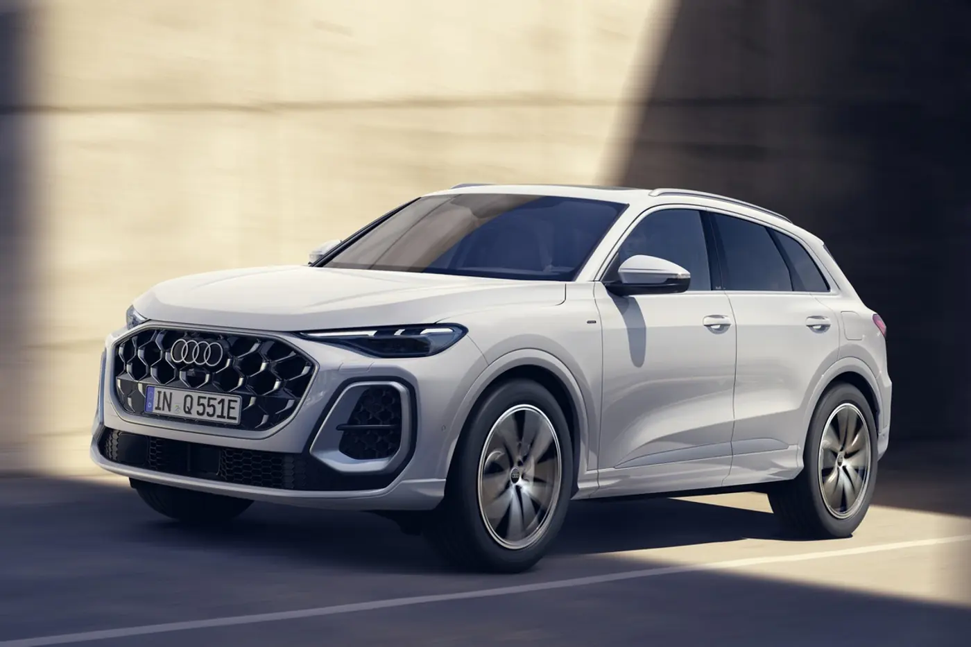 Семейство кроссоверов Audi Q5 пополнили подзаряжаемые гибридные версии