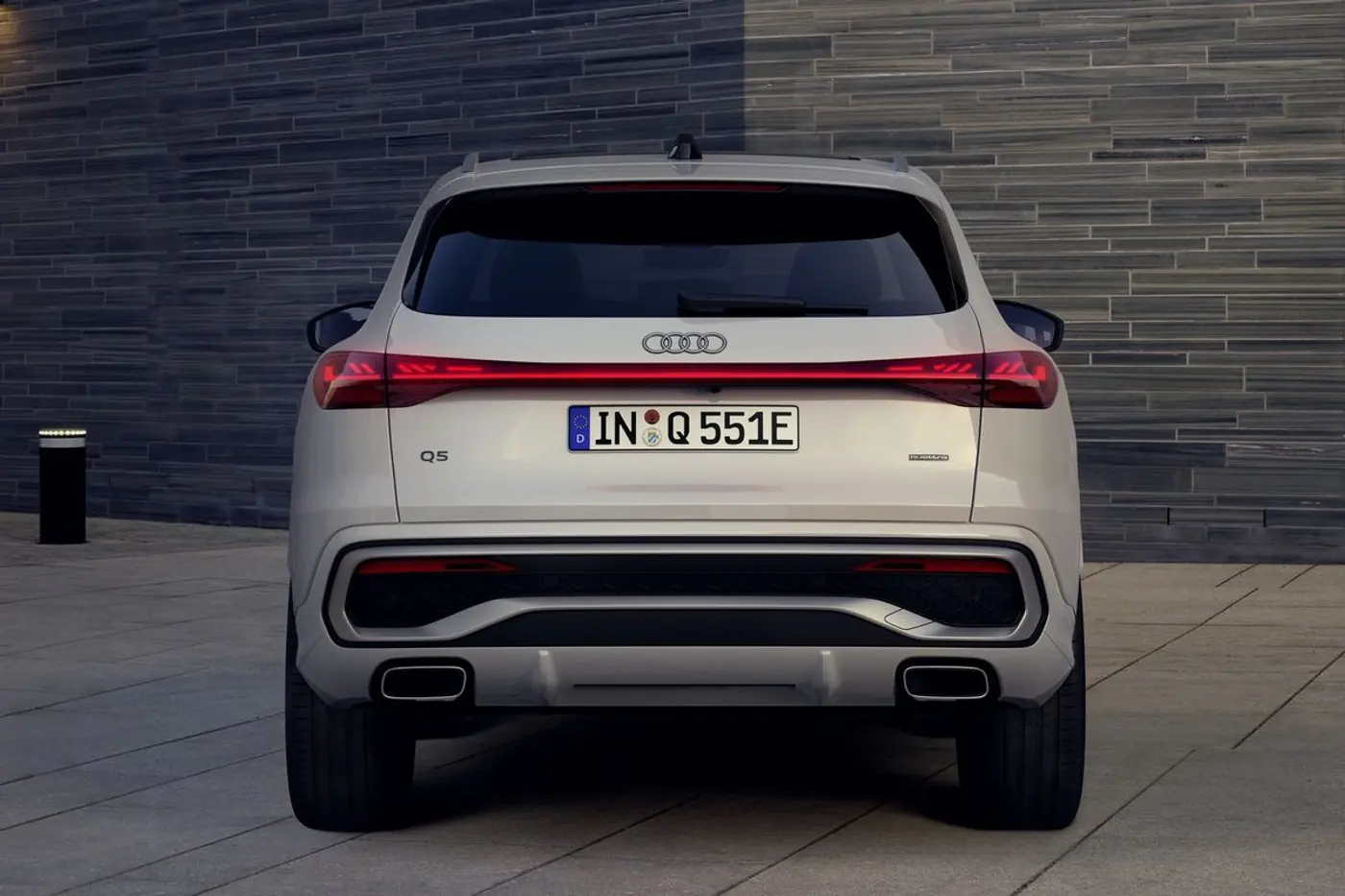 Семейство кроссоверов Audi Q5 пополнили подзаряжаемые гибридные версии