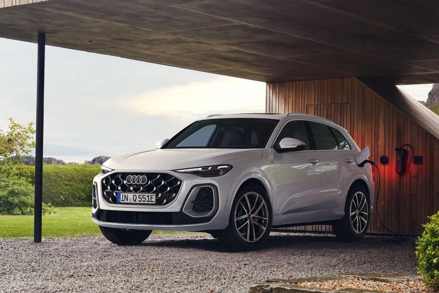 Семейство кроссоверов Audi Q5 пополнили подзаряжаемые гибридные версии