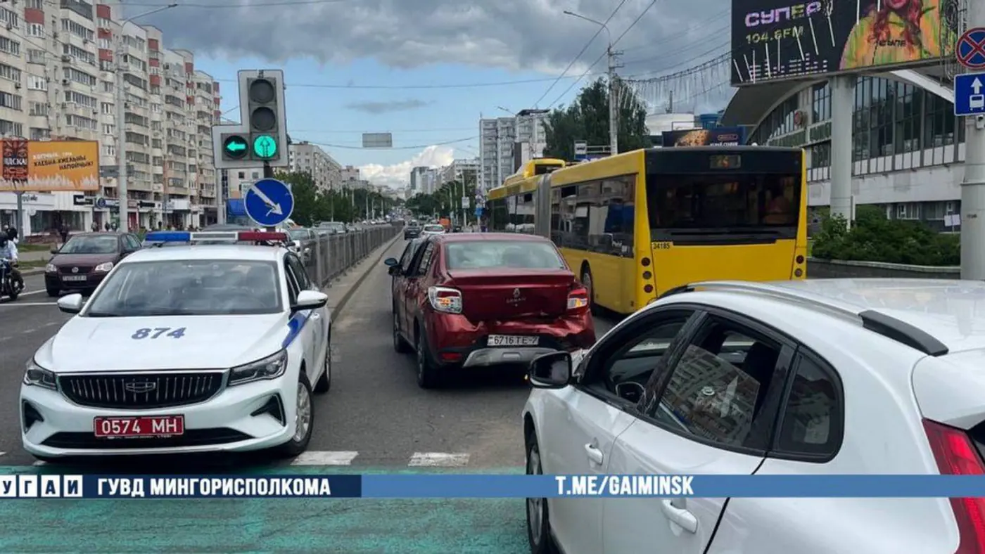 «Паровоз» в Минске: столкнулись три машины возле Комаровки