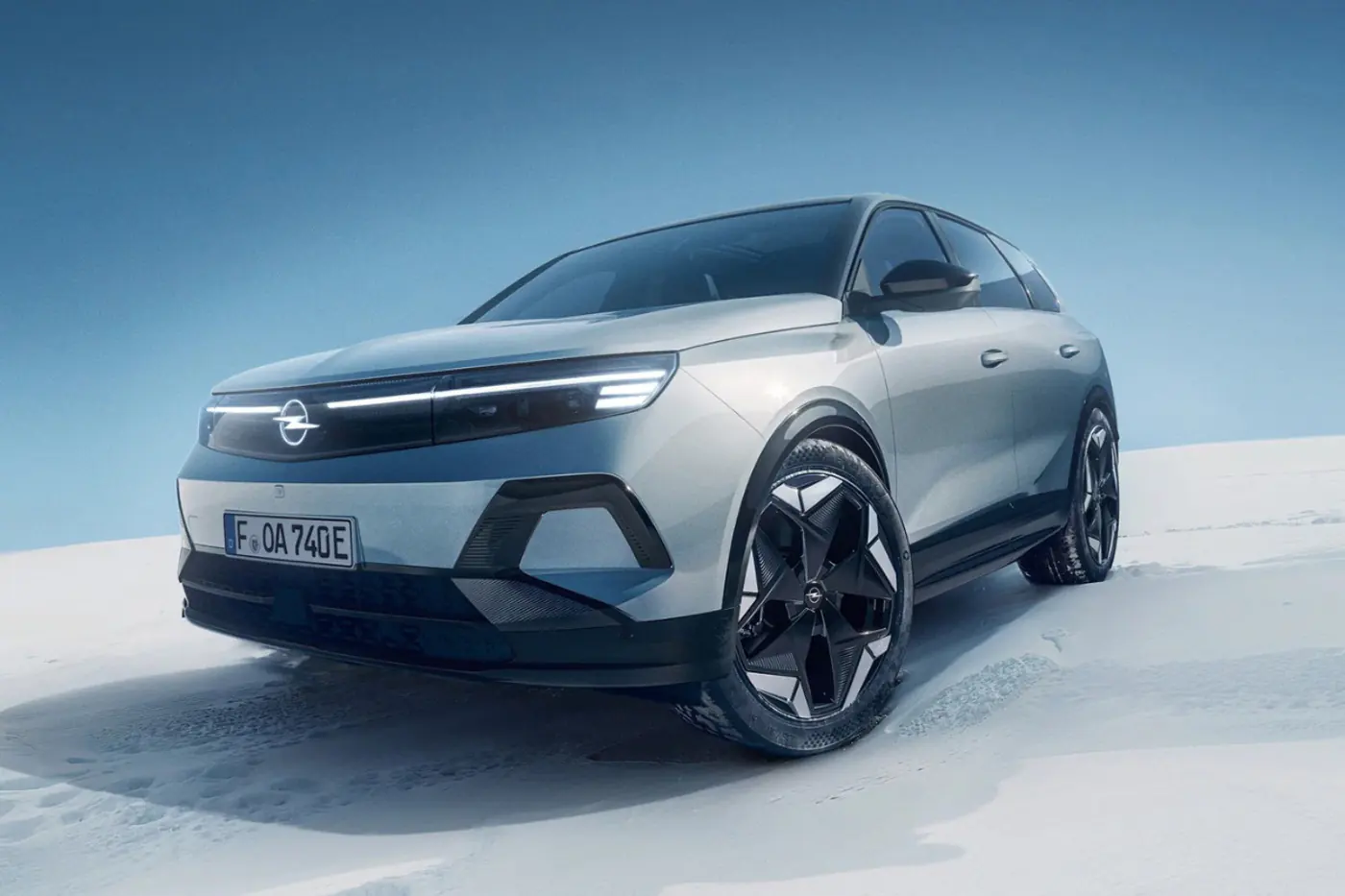 Представлен первый полноприводный электрокроссовер Opel