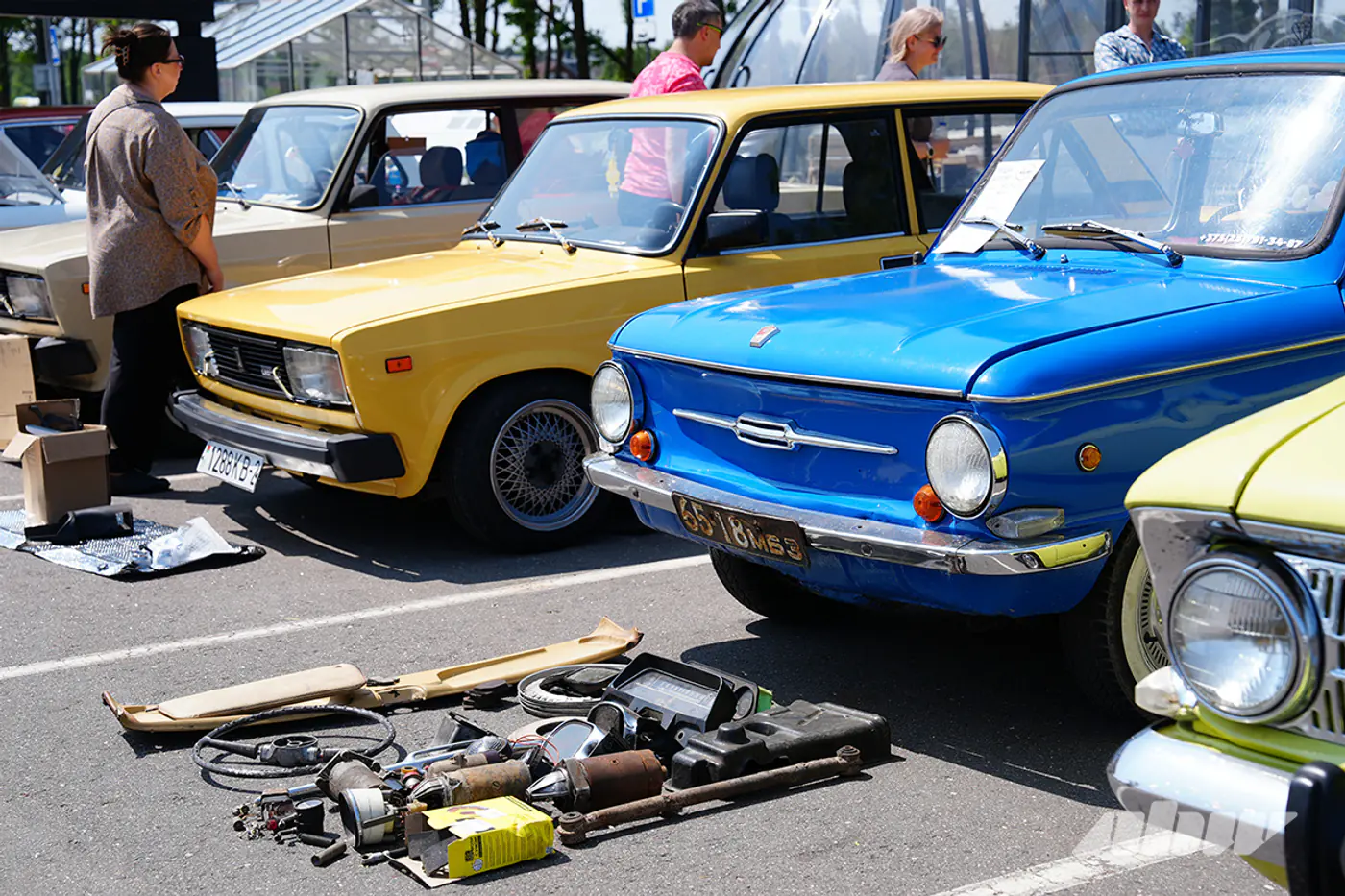 Машины «из-под деда» не сдаются! Как мы побывали на авторынке в стиле 90-х