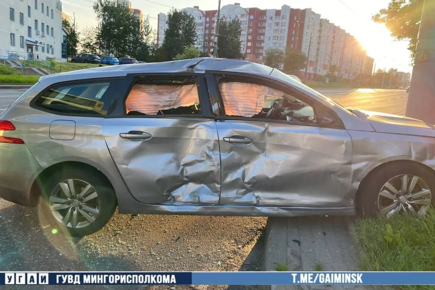 Peugeot попал под троллейбус в Минске – трое пострадавших