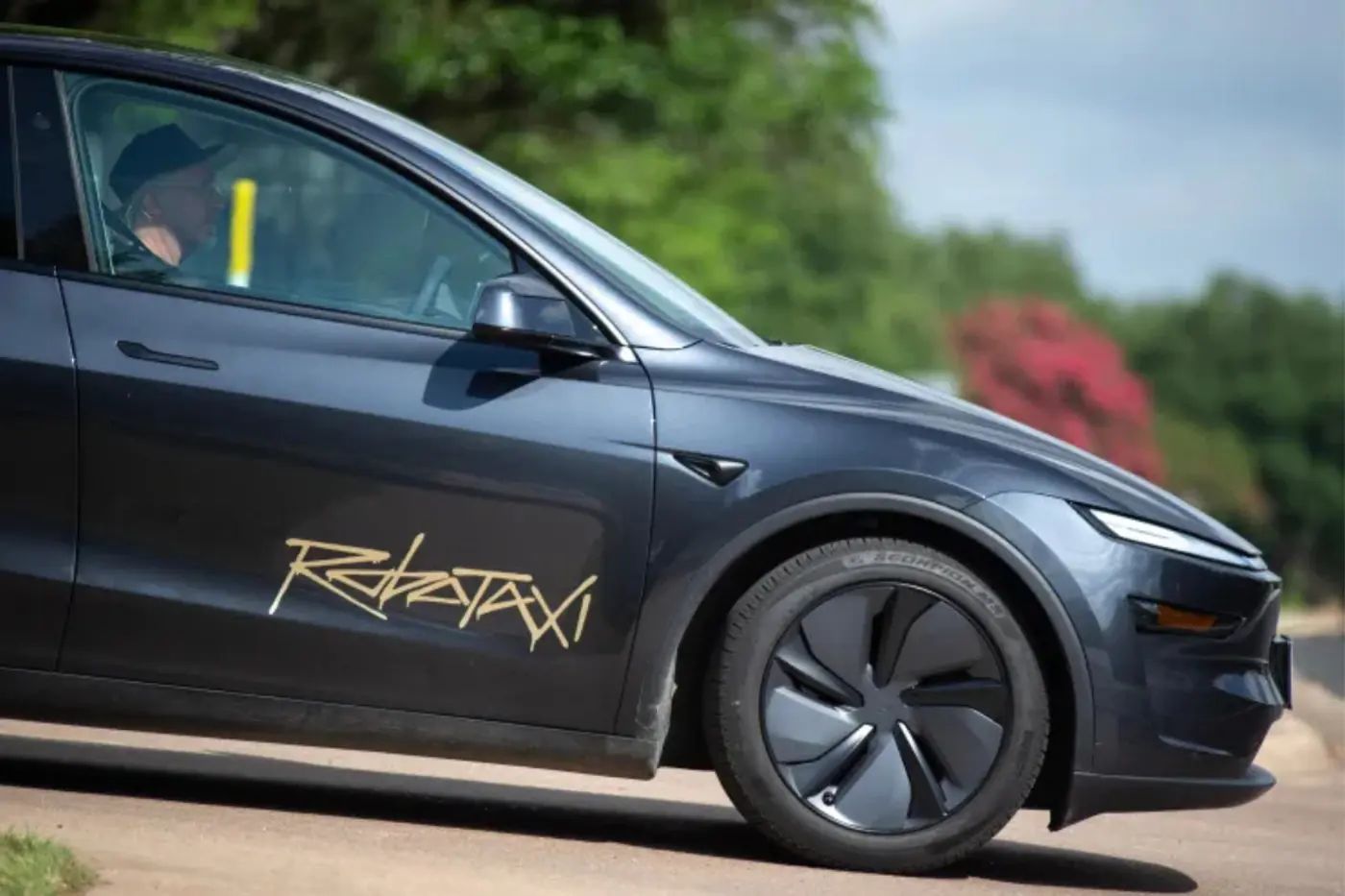 Tesla запустила сервис роботакси в тестовом режиме: пока только с оператором и по приглашениям