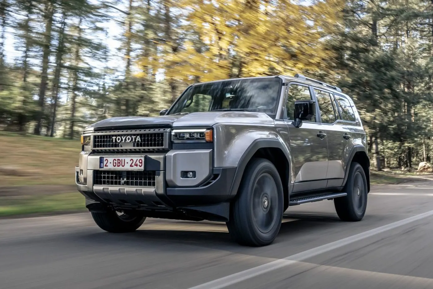 Мягкий гибрид и фургон: Toyota представила новые версии Land Cruiser