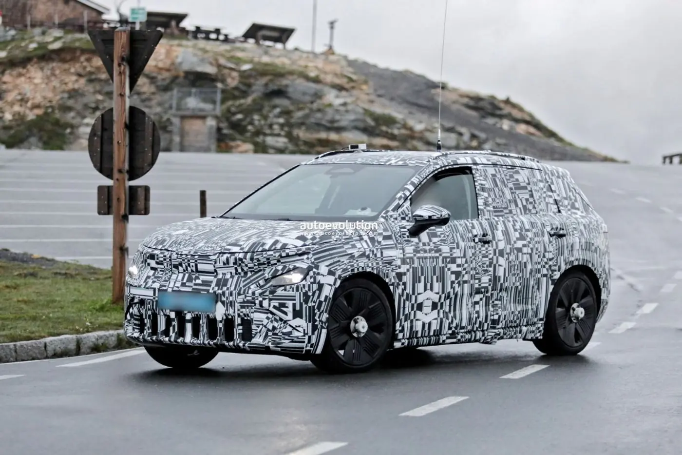 Skoda Epiq бросает вызов BMW: бюджетный электрокроссовер может изменить расстановку сил на европейском рынке