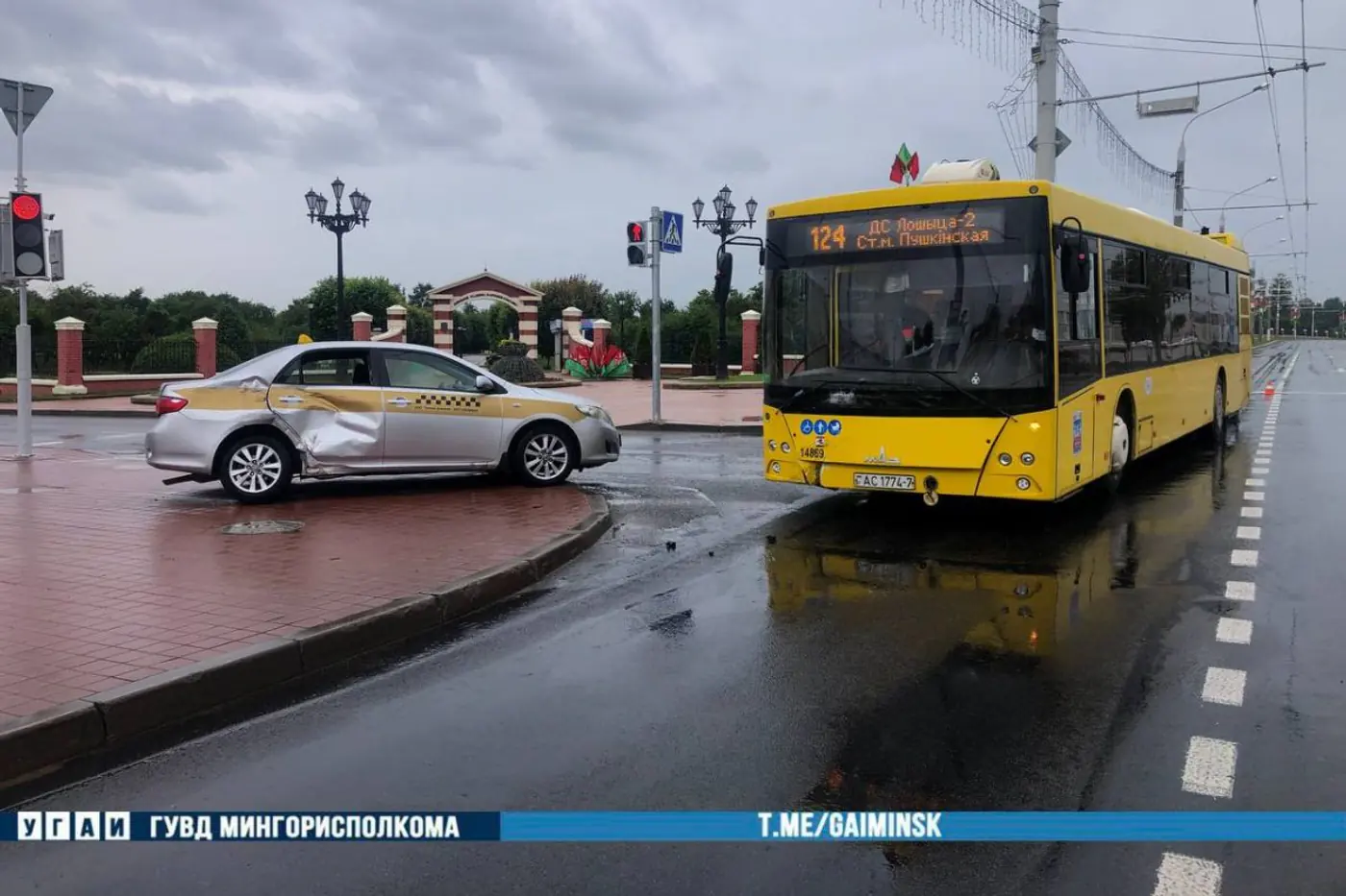 Таксиcт не пропустил автобус: последствия столкновения в Минске